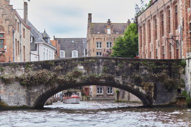 Sakin Bruges, turist botu. Yağışlı Belçika. Bruges Kanal Turu. Seyahat.