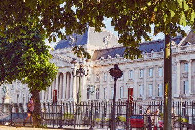 Brüksel, Belçika - 26 Mayıs - Brüksel Kraliyet Sarayı güneşli bir günde.