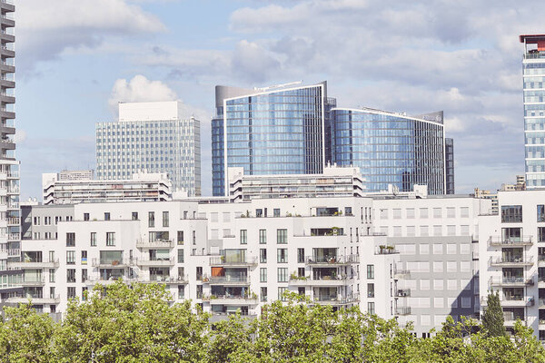 Городской пейзаж Брюсселя: современные районы и небоскребы в дневное время.