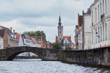 Bruges Kanalları ve Yağmurda Tarihi Binalar.