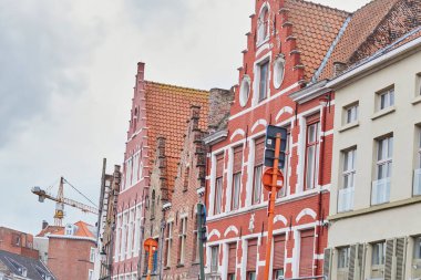 Bruges, Belçika 'daki ortaçağ binaları. Kırsal Tuğla Duvarlı Büyüleyici Bruges Kasabası.