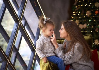 Anne ve Kız Evde Birlikte Noel Anlarının tadını çıkarıyorlar