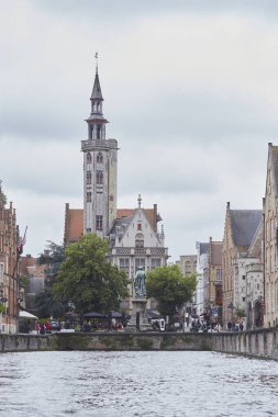 Bruges, Belçika - 31 Mayıs 2024 Rainy Bruges Kanal Manzarası. Belçika 'da Seyahat