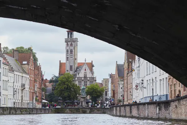 Bruges, Belçika - 31 Mayıs 2024 Rainy Bruges Kanal Manzarası. Belçika 'da Seyahat