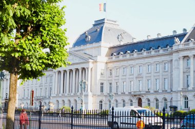 Brüksel, Belçika - 26 Mayıs - Brüksel Kraliyet Sarayı güneşli bir günde.