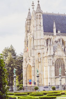 Brüksel 'deki antik gotik kilise, parkın manzarası.