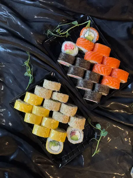 Japon suşi seçimi. Minimalist Food Flat Lay. Geleneksel Japon Yemekleri