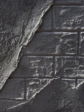 Açığa çıkmış tuğlalı ve klasik dekorlu Grunge gri duvarı. Beton tonlar, kırmızı tuğlalar ve arka plan, tasarım veya ruh hali için retro dekoratif elementlerle desenli endüstriyel yüzey