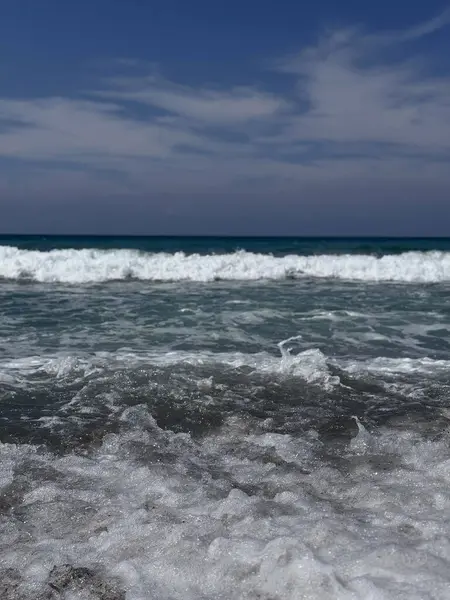 Güneşli bir deniz gününde dalgalar çarpar