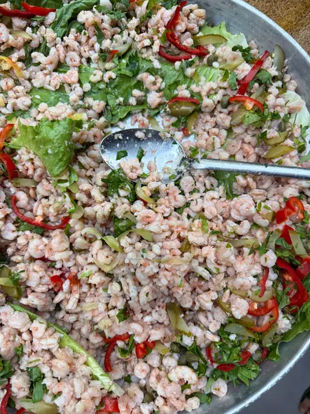 Her şeyi kapsayan açık büfede pişmiş karides servis ediliyor. Misafirler için taze hazırlanmış karidesler, özel deniz ürünleri, seyahat yaşam tarzı ve otel yemekleri..