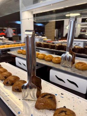 Resort Büfesi 'nde çeşitli Türk Bal Tatlıları. Geleneksel Türk bal tatlısı çeşitliliği, her şeyi kapsayan otel