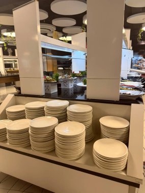 Her şeyi kapsayan bir restorandaki açık büfede konuklar için hazırlanmış temiz tabaklar. Yemek servisi, konukseverlik ve yemek servisi kavramı