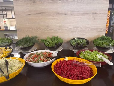  Açık büfede taze yeşillikli Akdeniz salataları servis ediliyor.