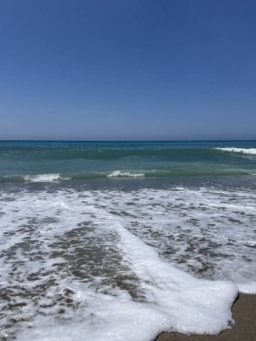 Pürüzsüz su dokusu doğa ve seyahat temaları için barışçıl ve çok yönlü bir zemin oluşturur