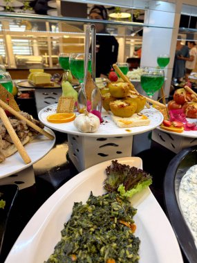Her şeyi kapsayan yemek alanında açık büfe masasında çeşitli aperatifler. Yemeye hazır başlangıçların geniş seçimi çeşitli, bol ve otel tarzı yemek sunumunu yansıtır