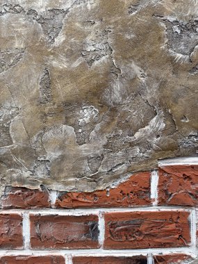 Kırık ve yıpranmış alanların yer aldığı kırmızı tuğlalı duvarın detaylı görüntüleri, yaratıcı arka planlar, posterler ve endüstriyel titreşimli grafik tasarımı için ideal grunge dokusu.