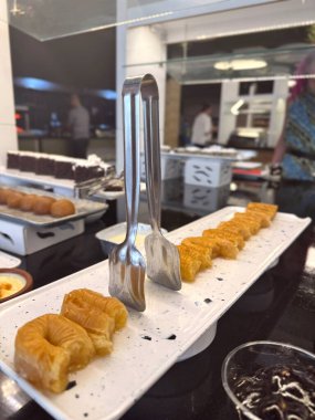 Çeşitli Türk Bal Tatlıları. Geleneksel Türk bal tatlısı çeşitliliği, her şeyi kapsayan otel