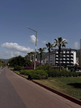 Trafik, park halindeki arabalar ve tipik Türk evleriyle şehir manzarası. Seyahat, yaşam tarzı ve altyapı temaları için ideal.