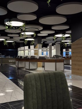 Her şeyi kapsayan bir restoranda şık bir yemek salonu. Hazırlanmış yer ayarlarıyla masalar, arka planda açık büfe alanı. Konukseverlik, tatil yemeği ve konfor kavramı.