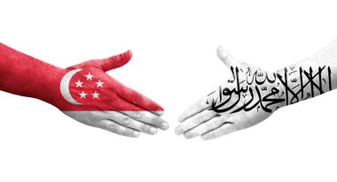 Afganistan ve Singapur bayrakları arasındaki el sıkışma ellerinde resmedilmiş şeffaf görüntü.