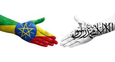 Afganistan ve Etiyopya bayrakları arasındaki el sıkışma ellerinde resmedilmiş şeffaf görüntü.