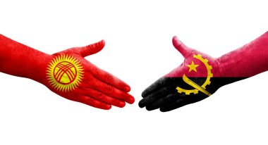 Angola ve Kırgızistan bayrakları arasındaki el sıkışma ellerinde izole şeffaf görüntü.