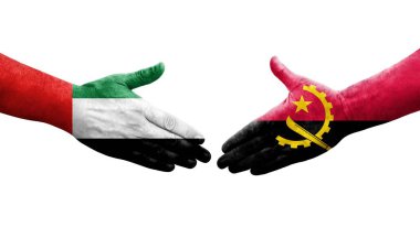 Angola ve BAE bayrakları arasındaki tokalaşma elleri boyalı, izole saydam görüntü.