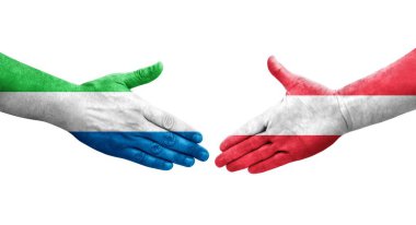 Avusturya ve Sierra Leone bayrakları arasındaki el sıkışma ellerinde, izole şeffaf görüntü.