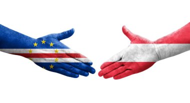 Avusturya ve Cape Verde bayrakları arasındaki el sıkışma ellere boyanmış, izole şeffaf görüntü.