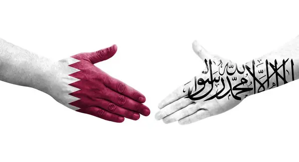 Handdruk Tussen Afghanistan Qatar Vlaggen Geschilderd Handen Geïsoleerd Transparant Beeld — Stockfoto