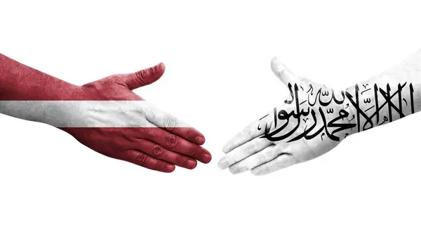Handdruk Tussen Afghanistan Letland Handen Geschilderde Vlaggen Geïsoleerd Transparant Beeld — Stockfoto