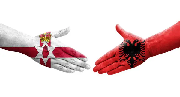 Handdruk Tussen Albanië Noord Ierland Handen Geschilderde Vlaggen Geïsoleerd Transparant — Stockfoto