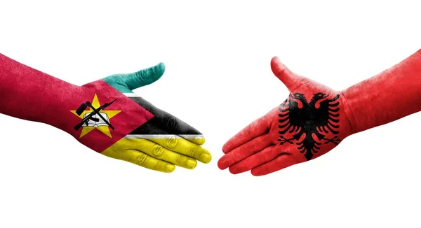 Χειραψία Μεταξύ Αλβανίας Και Μοζαμβίκης Ζωγραφισμένες Σημαίες Στα Χέρια Απομονωμένη — Φωτογραφία Αρχείου