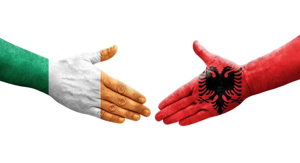 Apretón Manos Entre Albania Irlanda Banderas Pintadas Las Manos Imagen — Foto de Stock