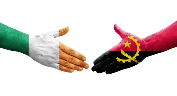 Apretón Manos Entre Angola Irlanda Banderas Pintadas Las Manos Imagen — Foto de Stock