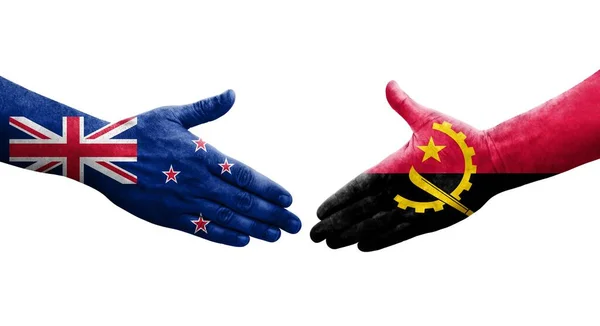 Handdruk Tussen Angola Nieuw Zeeland Vlaggen Geschilderd Handen Geïsoleerd Transparant — Stockfoto