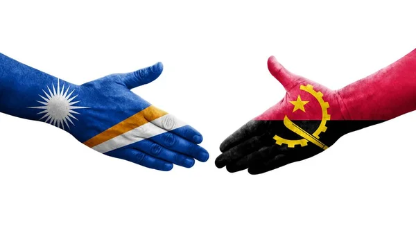 Handdruk Tussen Angola Marshalleilanden Vlaggen Handen Geschilderd Geïsoleerd Transparant Beeld — Stockfoto