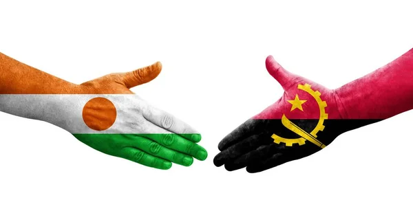 Handslag Mellan Angola Och Niger Flaggor Målade Händer Isolerad Transparent — Stockfoto