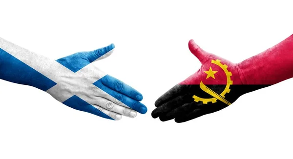 Handslag Mellan Angola Och Skottland Flaggor Målade Händer Isolerad Transparent — Stockfoto