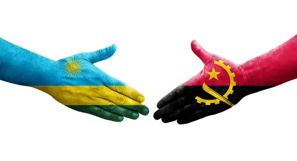 Uścisk Dłoni Między Angolą Flagami Rwandy Namalowanymi Dłoniach Odizolowany Przezroczysty — Zdjęcie stockowe