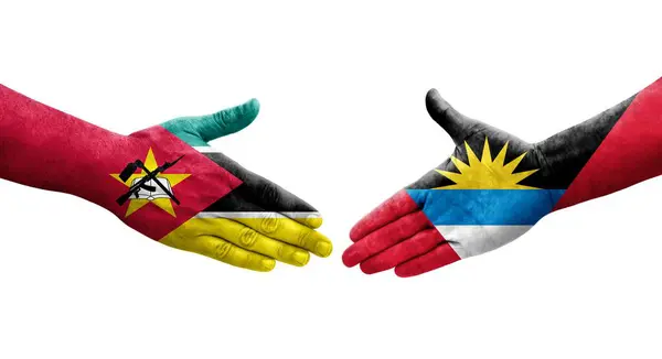 Рукопожатие Между Антигуа Барбудой Мозамбикскими Флагами Нарисованными Руках Изолированное Прозрачное — стоковое фото