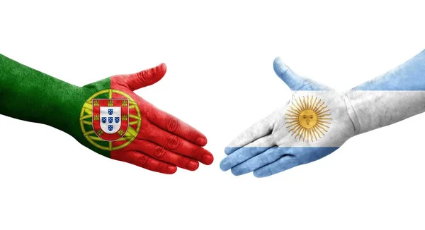 手に描かれたアルゼンチンとポルトガルの旗の間の握手 孤立した透明なイメージ — ストック写真