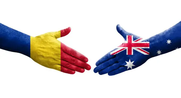 Ellere Boyanmış Avustralya Romanya Bayrakları Arasındaki Sıkışma Izole Edilmiş Şeffaf — Stok fotoğraf