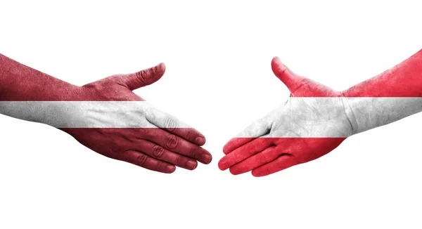 奥地利和拉脱维亚之间握手 手绘国旗 孤立透明的形象 — 图库照片
