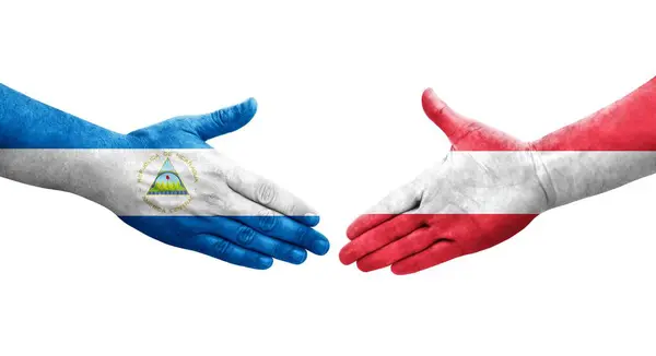 Рукостискання Між Австрійським Нікарагуанським Прапорами Намальоване Руках Ізольоване Прозоре Зображення — стокове фото