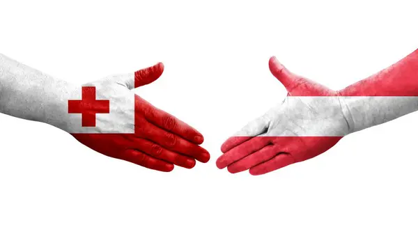 Uścisk Dłoni Między Austrią Flagami Tonga Namalowanymi Dłoniach Odizolowany Przezroczysty — Zdjęcie stockowe