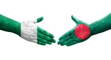 Bangladeş ve Nijerya bayrakları arasındaki el sıkışma ellerinde izole şeffaf görüntü.