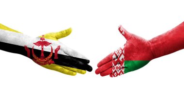 Belarus ve Brunei bayrakları arasındaki el sıkışma ellerinde resmedilmiş şeffaf görüntü.