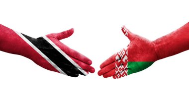 Belarus ve Trinidad Tobago bayrakları arasındaki el sıkışma ellerinde izole şeffaf görüntü.