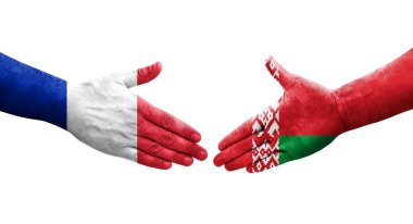 Belarus ve Fransa bayrakları arasındaki el sıkışma ellerinde resmedilmiş şeffaf görüntü.